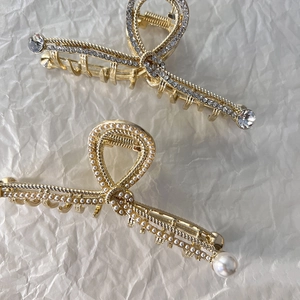 Eleganti mollette per capelli in metallo dorato con perle e strass e design a fiocco