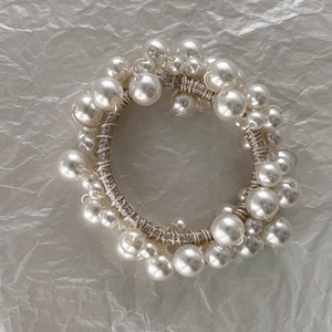 Chouchou élégant style français avec perles blanches sur bandeau élastique argenté