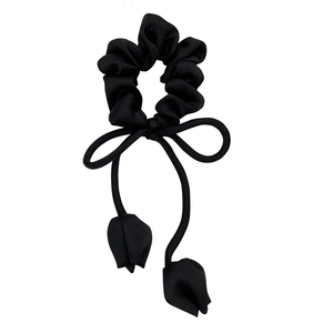 Chouchou élégant en satin noir avec nœud et pendentifs tulipes pour cheveux