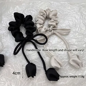 Chouchou élégant en satin fait main avec long nœud et pompons en forme de tulipe