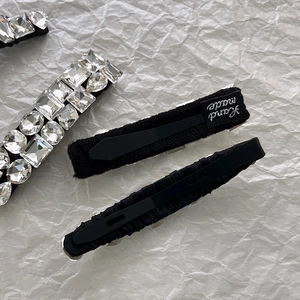 Barrette à cheveux en cristal scintillant avec base noire et étiquette faite à la main