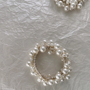 Détail du chouchou en perles avec bande élastique blanche et perles d'imitation ABS brillantes