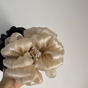 Pince à cheveux nœud en organza champagne et noir pour des coiffures élégantes