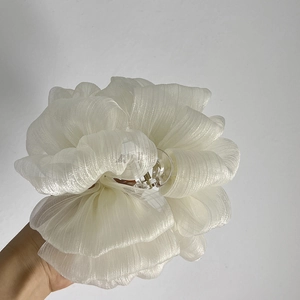 Grosse pince à cheveux en forme de fleur d'organza blanche aux détails raffinés