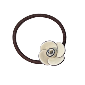 Elegante elastico per capelli a camelia con petali crema e bordi neri su corda