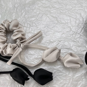 Chouchou élégant en satin avec fleur de tulipe et longs rubans en ivoire et noir