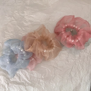 Lot de quatre chouchous en organza perlé aux couleurs douces et style élégant