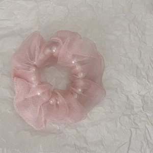 Chouchou en organza rose avec perles pour coiffures élégantes sur fond blanc