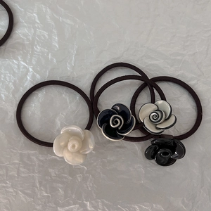 Set di quattro elastici per capelli con fiori di camelia in bianco e nero alta elasticità