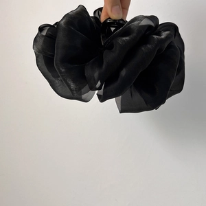 Détail d'une grande pince à cheveux en organza noir avec design nuage plissé