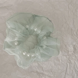 Vue détaillée du chouchou en organza vert menthe avec perles blanches incrustées
