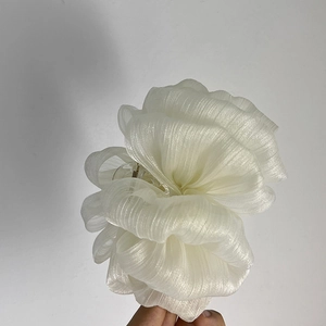 Vue détaillée d'une grande pince à cheveux fleur blanche en tissu organza multicouche