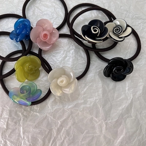 Set di otto elastici per capelli a fiore di camelia colorati con elastici neri elasticizzati
