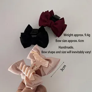 Lot de trois pinces à cheveux à nœuds en satin bordeaux, noir et rose pour coiffure élégante