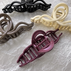 Détails de pinces à cheveux en acrylique noir, beige, taupe et bordeaux au fini brillant