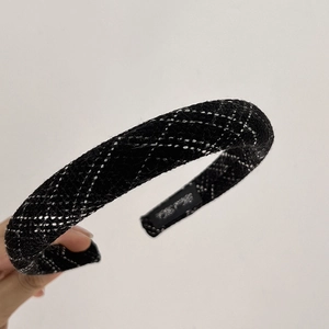Detail of tweed sponge headband with handmade tag and non-slip inner lining texture