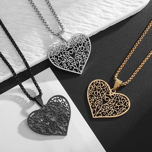 Détails des pendentifs en cœur évidés en argent, or et noir avec chaînes box