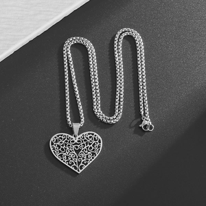 Collier avec pendentif cœur rétro en acier inoxydable et motifs filigranes ajourés