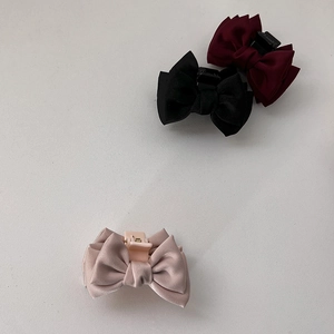 Trois pinces à cheveux à nœud élégantes en noir, bordeaux et rose pour femmes