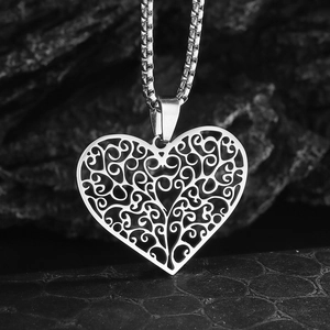 Collier avec pendentif cœur rétro en acier inoxydable et motifs ajourés sophistiqués