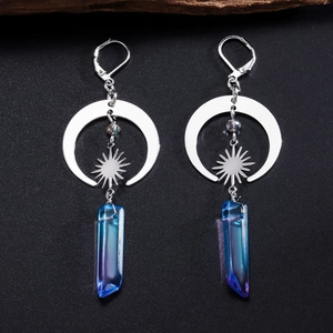 Detailaufnahme von Keltischen Knoten Ohrringen mit Mondsichel und lila Kristalltropfen