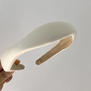 Detail of thick off-white headband with sponge padding and anti-slip brown lining