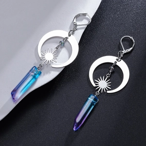 Detail von böhmischen Lever-Back Ohrringen mit Himmelsmotiven und Farbverlaufkristall