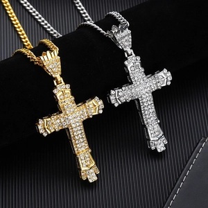 Collier avec Pendentif Croix Creuse Hip Hop Iced Out pour Hommes Rétro avec Strass Incrustés Or Argent Plaqué Plastique Résine Bijoux Cadeau