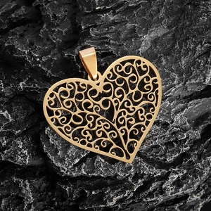 Gros plan d'un pendentif cœur doré avec motifs en filigrane sur fond de roche noire