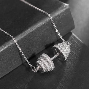 Nahaufnahme der Silber-Hantel-Halskette mit Pavé-Kristallen auf einer schwarzen Box