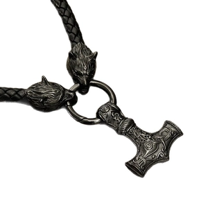 Ciondolo martello di Thor Mjölnir vichingo con teste di lupo su cordino in pelle intrecciata