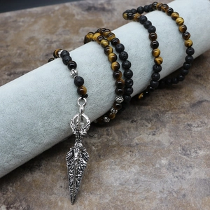 Collier pour hommes en oeil de tigre et pierre de lave avec pendentif Vajra Phurba argent