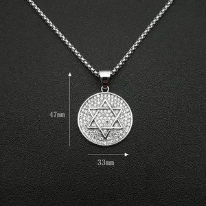 Détail du pendentif Étoile de David argenté avec dimensions 47mm x 33mm et cristaux brillants