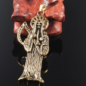 Pendentif Santa Muerte vintage doré avec faux et chaîne argent sur bois