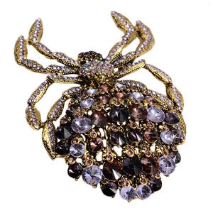 Detailansicht der Vintage Gold Spinne Brosche mit lila und schwarzen Kristallen