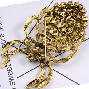 Makro-Detail der Vintage-Gold-Spinnenbrosche Rückseite mit Metallstruktur und Nadelverschluss