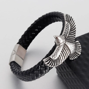 Gros plan du motif aigle sur le bracelet en cuir tressé avec fermoir magnétique