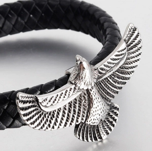 Bracelet tressé en cuir noir pour homme avec un charme d'aigle en métal argenté détaillé