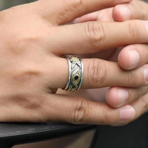 Herren Vintage Ring mit goldenem Auge der Vorsehung und Rosen auf silberner Basis