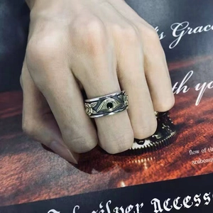 Goldener Horusauge Ring für Herren mit schwarzem Edelstein und Rosenrelief-Details