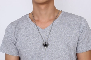 Primer plano del collar con colgante de espada y escudo gótico con piedra negra en modelo