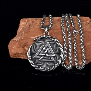 Collier Viking Valknut vintage avec pendentif Ouroboros sur socle en bois rustique