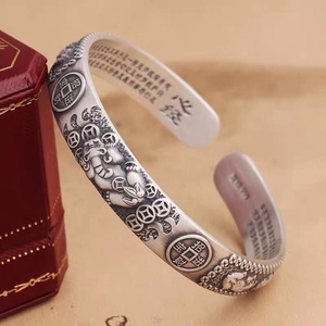 Vintage Silberarmband mit Pixiu Gravur, Herz-Sutra und antiken Münzen