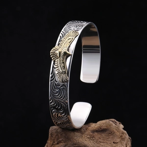 Bracelet manchette vintage en argent avec aigle doré et motifs floraux gravés