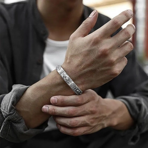 Detailansicht der Vintage Silber Manschette für Herren mit aufwendiger Fabeltier-Schnitzerei