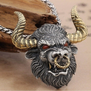 Collier pendentif tête de taureau rétro avec cornes dorées et yeux rouges sur chaîne