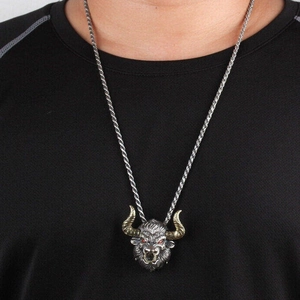 Collier avec pendentif tête de taureau vintage pour homme, cornes dorées et yeux rouges