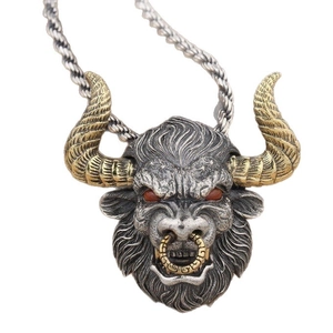 Pendentif tête de taureau rétro avec cornes dorées et yeux rouges sur chaîne