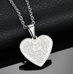 Collier cœur en acier argenté avec gravure de la prière et croix sur une chaîne en O