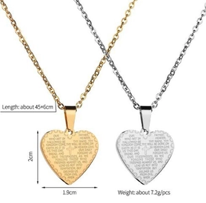 Détails des pendentifs cœur or et argent avec gravure de la prière du Notre Père